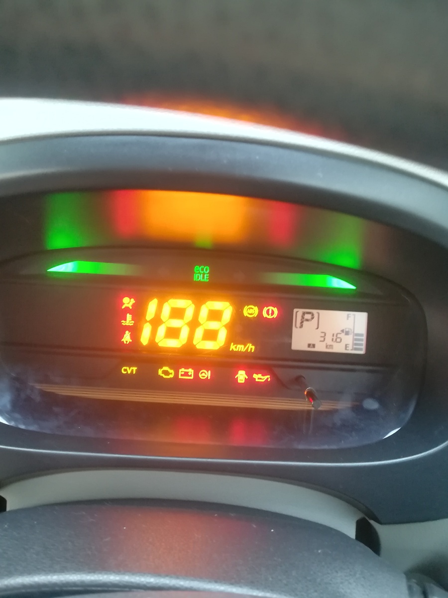 Вот эта функция, которая зелёным сверху горит, включена. А когда она включена, машина глохнет, если  нога на педали тормоза 10 секунд.