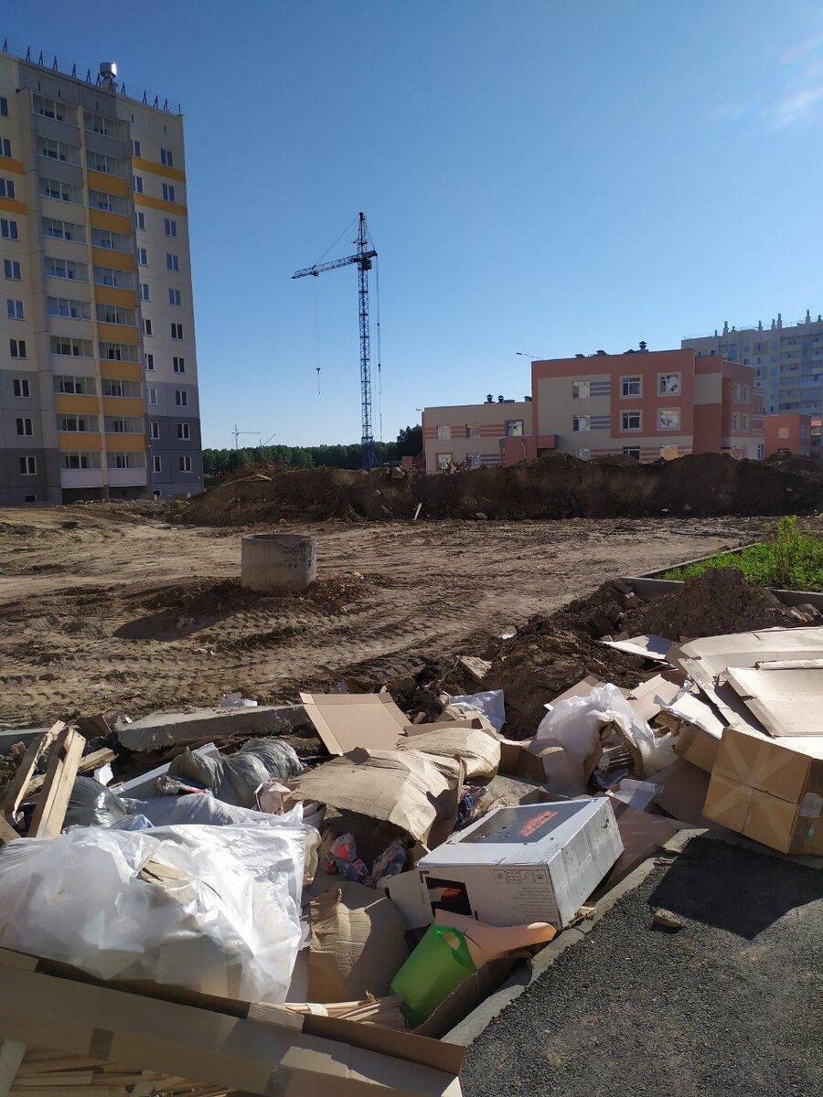 Строительный мусор везде по периметру площадки 
