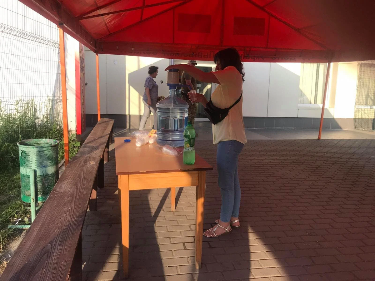 Во Львовской области в пункте пропуска "Шегини-Медика" украинские спасатели установили палатки для граждан, которые пересекают границу с Польшей