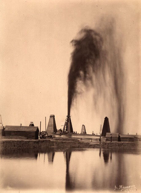 Вот так, фонтанами, добывали нефть на заре индустрии