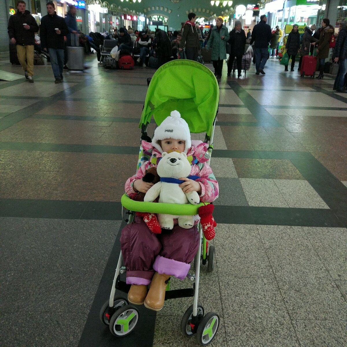 Везу Кристину, мужчина берет тяжелый чемодан.