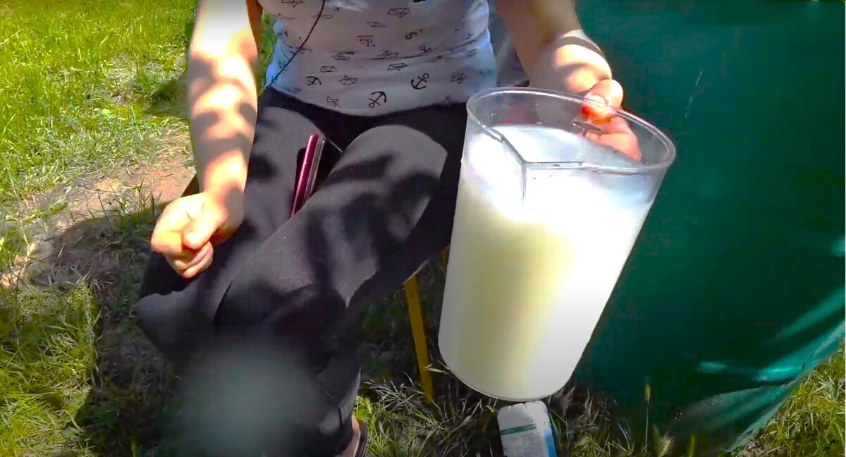 Берем приблизительно литр подкормки