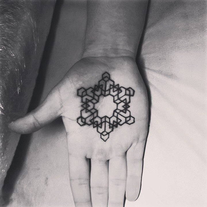 Тату : узор из геометрических фигур 
Стиль : геометрия