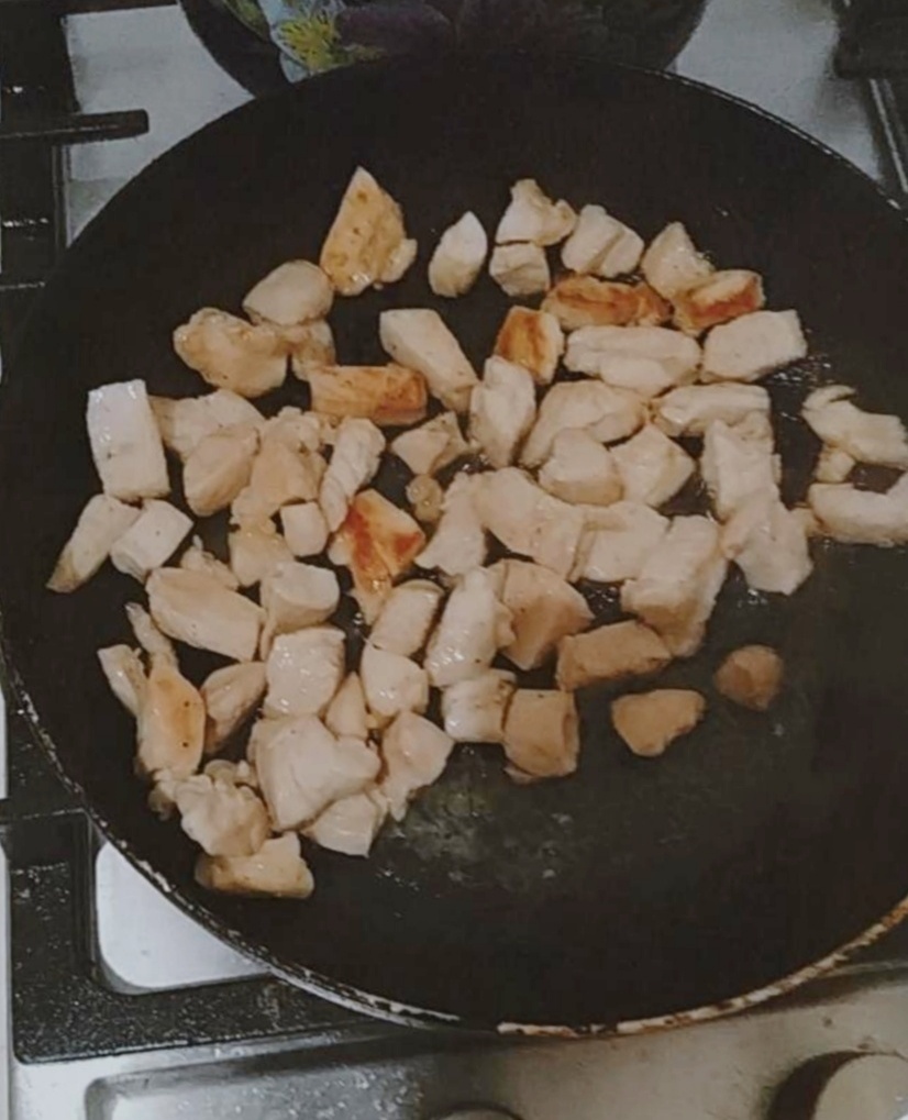 Сначала я обжарила куриную грудку до золотистой корочки, которую предварительно мелко нарезала. Во время обжарки, добавила соль и перец.