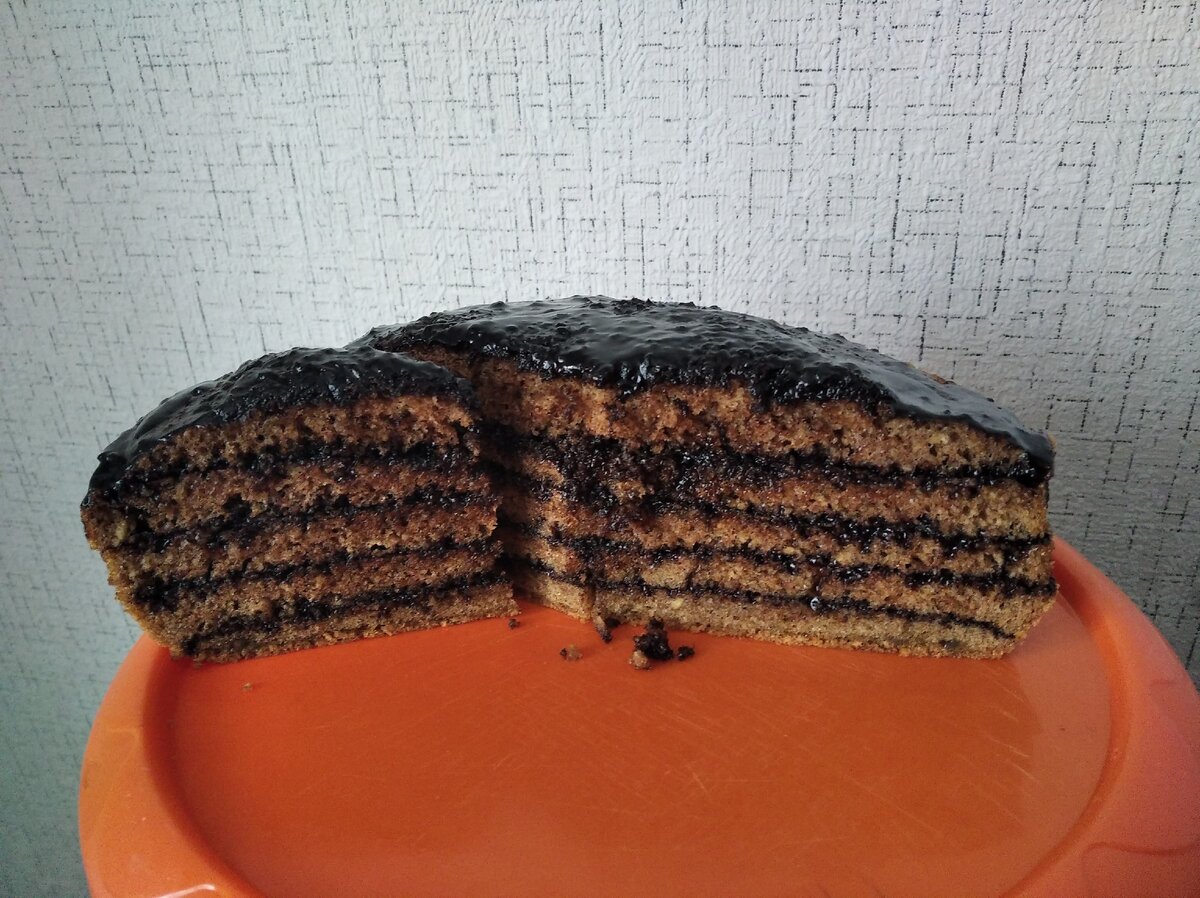 Торт был большой, но был так вкусен, что съели быстро, еле успели сфотографировать