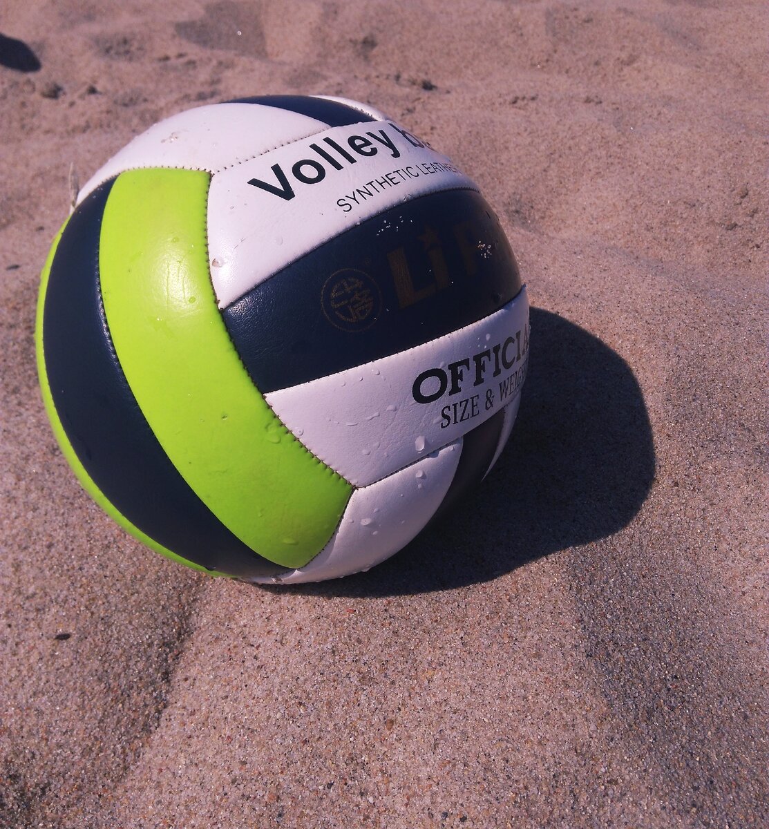 Ну кто не любит покидаться мячом на песке или в воде? :)