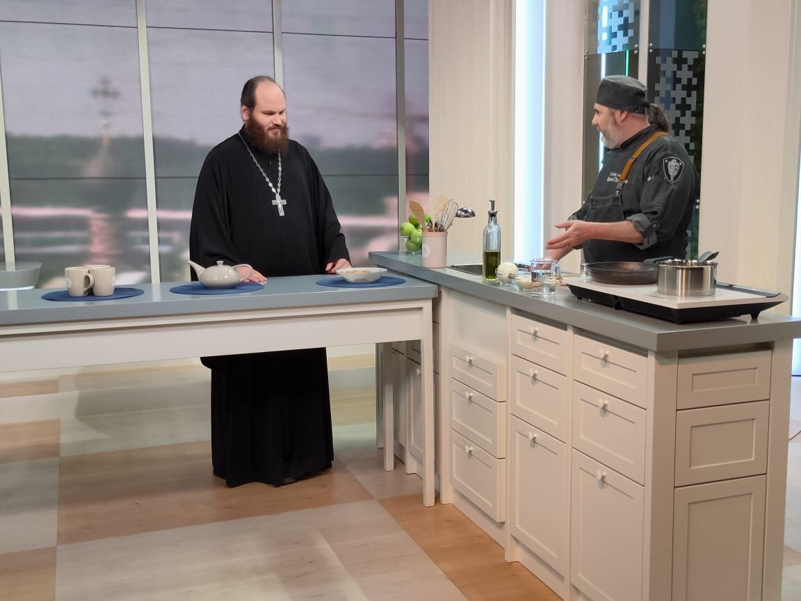 О. Павел Островский и шеф-повар Олег Ольхов в рубрике "Быстрый завтрак", передача "Утро на Спасе"