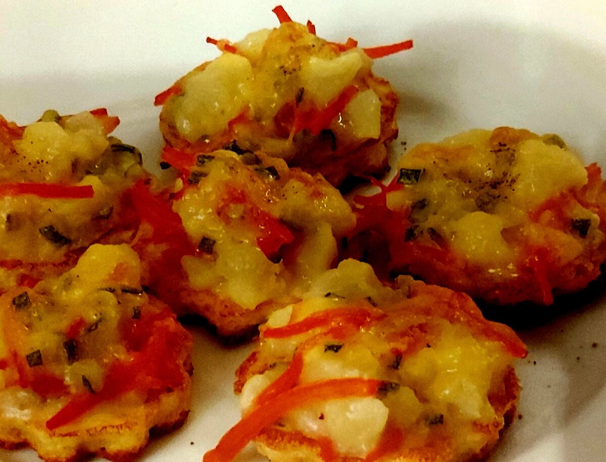 Тартинки с сыром, яйцом и томатной пастой