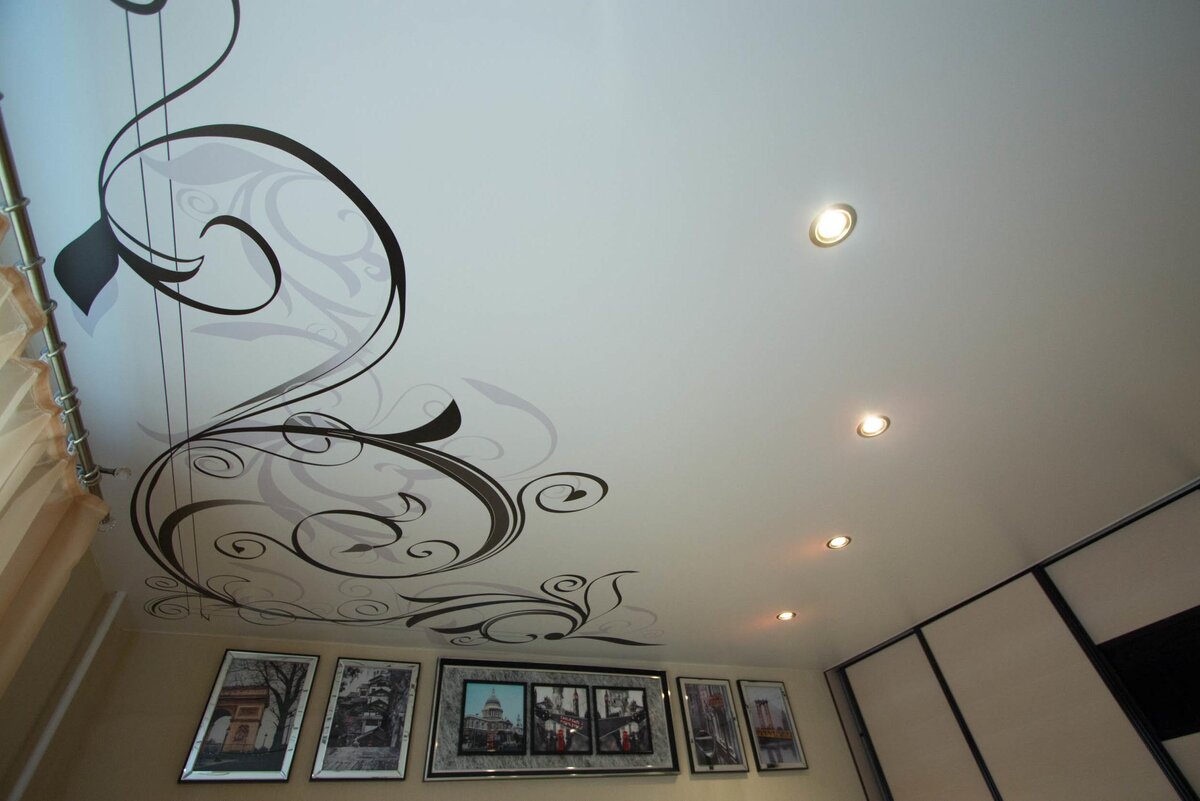 Вносим изюминку в интерьер с помощью натяжного потолка с фотопечатью
