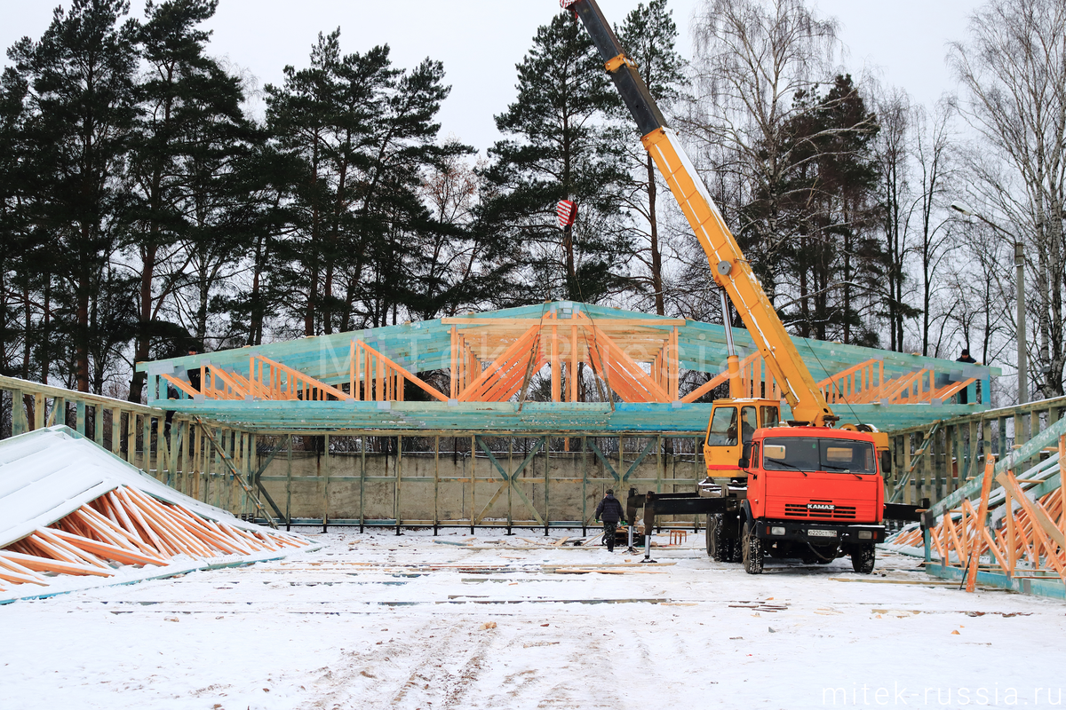 Установка деревянных стропильных ферм на каркас ангара