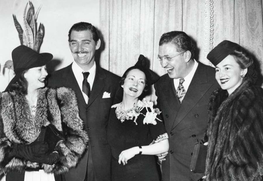 Актеры фильма "Унесенные ветром" с автором одноименного романа (Маргарет стоит посередине)