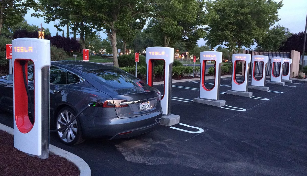 Зарядная станция тесла. Станции подзарядки компании Тесла – Tesla Supercharger. Электрозаправка для электромобилей Тесла. Электроавтомобиль Тесла зарядка. Станция зарядки электромобилей Tesla.