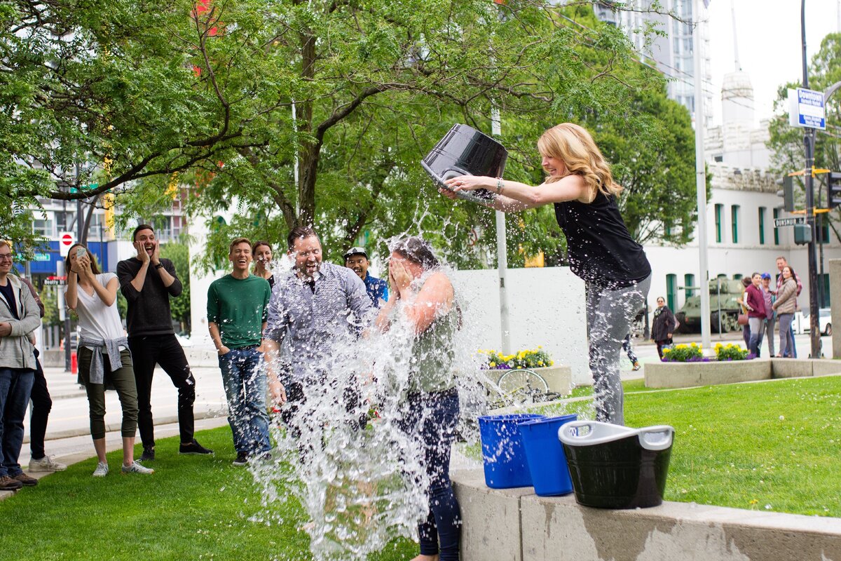 Кампания Ice Bucket Challenge, связанная с благотворительностью, была популярна в 2014 году. Источник фото: Major Tom Agency, unsplash.com 