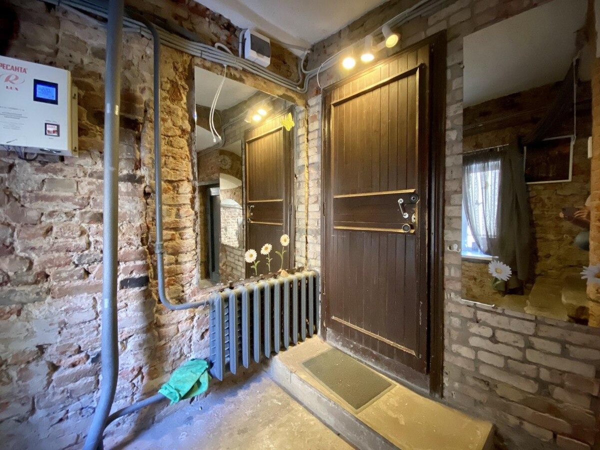 Квартира на втором этаже старого кирпичного дома.  