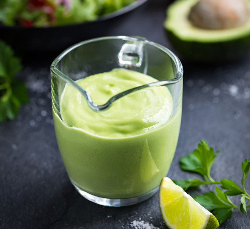 Авокадо для салатной заправки нужно брать спелый.