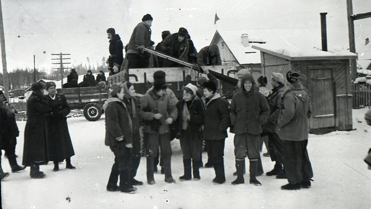 Перевал Дятлова. Фотография на фоне уезжающих из Вижая военнослужащих.