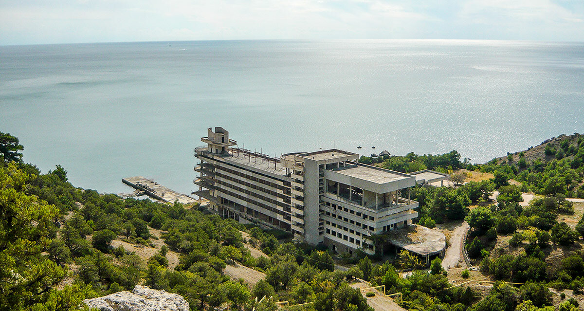 Крымская заброшка между городом Судак и посёлком Новый свет. Вид с дороги Судак-Новый свет.