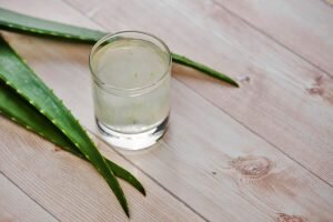 Алоэ вера считается суперпродуктом, и есть много способов его употребления - соки, гели, капсулы - или филе можно вырезать прямо из целого листа растения. Форма, в которой вы его принимаете, не так важна, но обязательно следуйте надлежащим рекомендациям по дозировке алоэ вера .