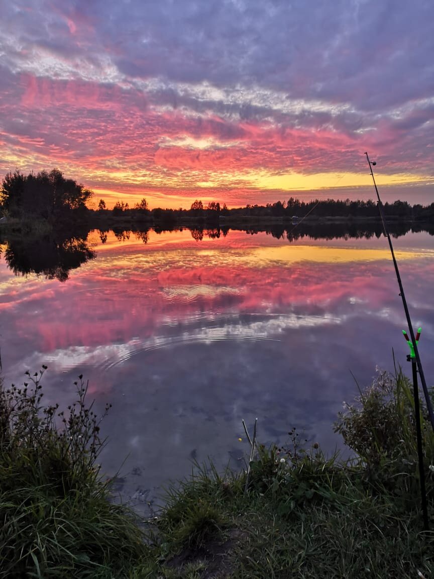 Мне нравится фотографировать ... 
я люблю искать разные места в своём городе и не только , чтобы сделать красивую и атмосферную фотографию. 
Это меня вдохновляет , и я вдохновляюсь сам от всего , что я делаю ! 
Например эту фотографию я сделал , когда пошёл со своими друзьями на рыбалку , в тот день был невероятный закат , и около озера это было просто невероятно . 
Путешествуйте , ищите необычные места , которые вас вдохновят на что-то большее и мегакрутое 🥰