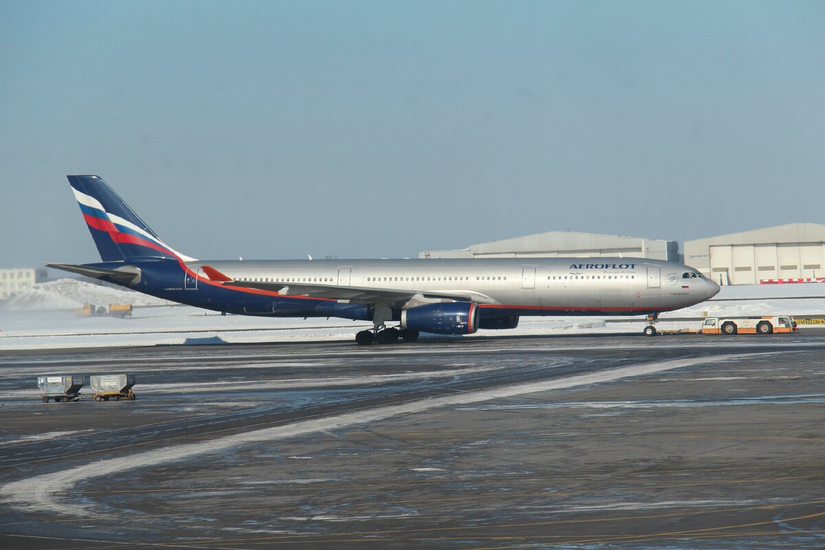 Самолет аэрофлот в шереметьево. Аэрофлот поменял самолет. Аэрофлот поменял самолет. Аэрофлот поменял самолет. Авиапарк авиакомпании аэрофлот.