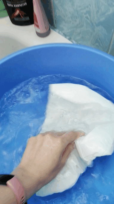 Потом шапочку надо хорошенько намочить  в теплой воде.  