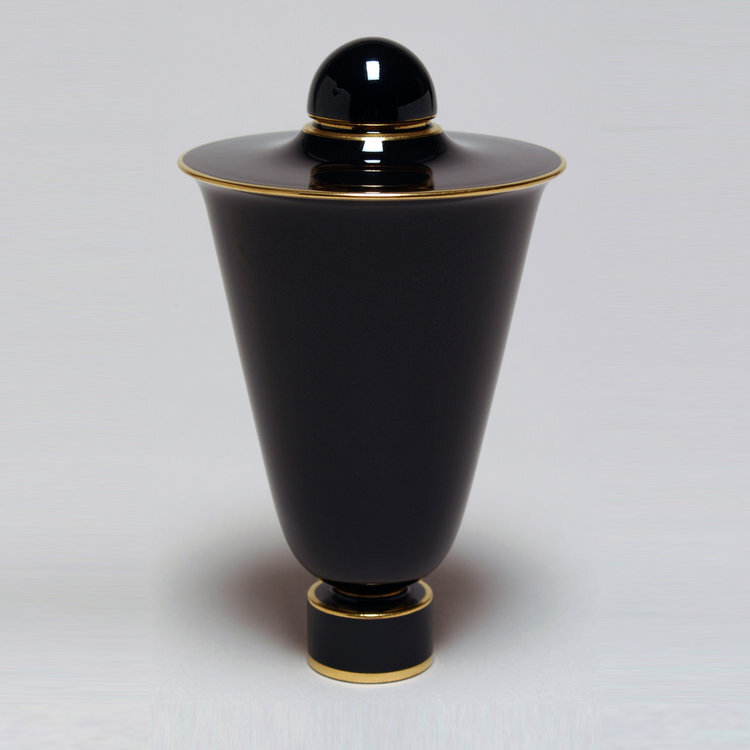 Севр, ваза с крышкой №3, фарфор, дизайнер - Эмиль-Жак Рульманн, 1926. Высота 22,5 см, диаметр - 24,5 см. Архивы Севрской мануфактуры,  Официальный сайт - www.sevresciteceramique.fr