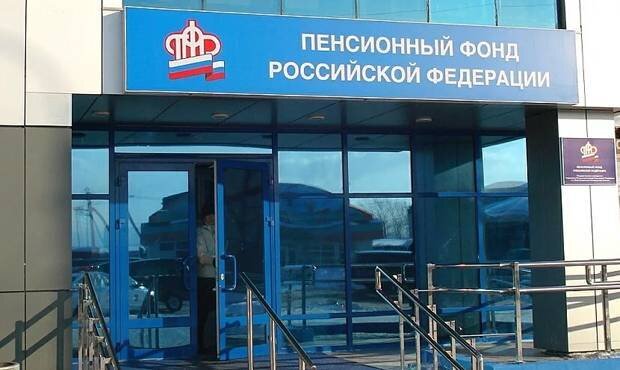Государственная Дума одобрила продление денежной выплаты в размере 10 тысяч рублей от ПФР на август. Об этом сообщает Evo-rus.com. В Госдуме положительно оценили поставленную идею о продлении единовременных компенсации в размере 10 000 рублей для семей, в которых воспитываются дети до 16 лет. Данную меру поддержки, введенную в связи с пандемией коронавируса, предложено продлить на август.