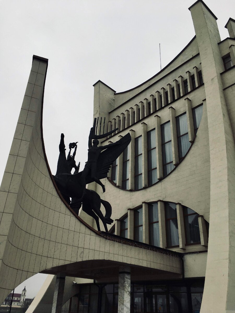 Здание Гродненского драматического театра Ещё одно околоевропейская столица Беларуси за плечами. Речь идёт про старый добрый Гродно. 
