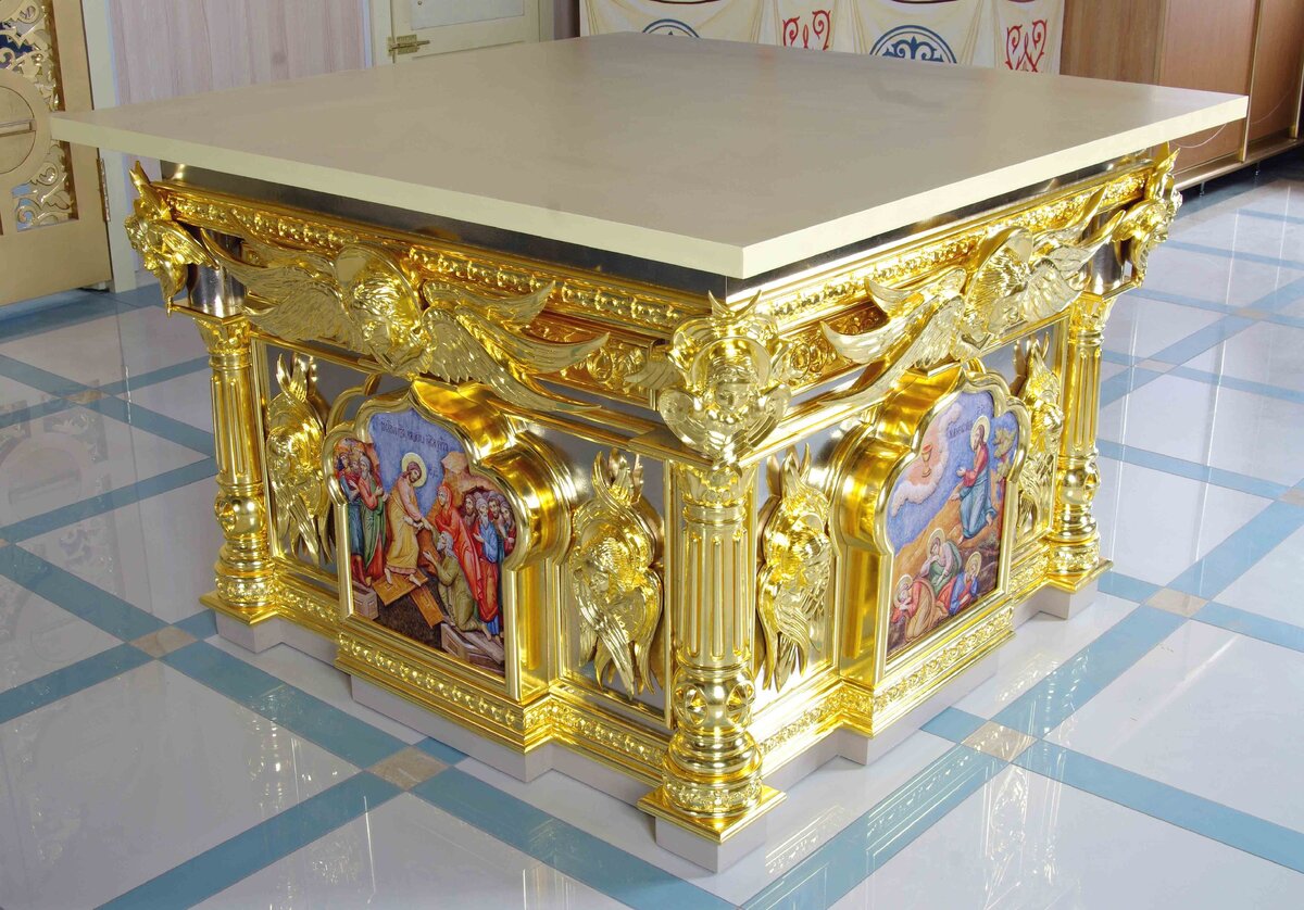 Престол центрального придела Всехсвятского храма в Минске. Работа мастерской "Палехский иконостас"