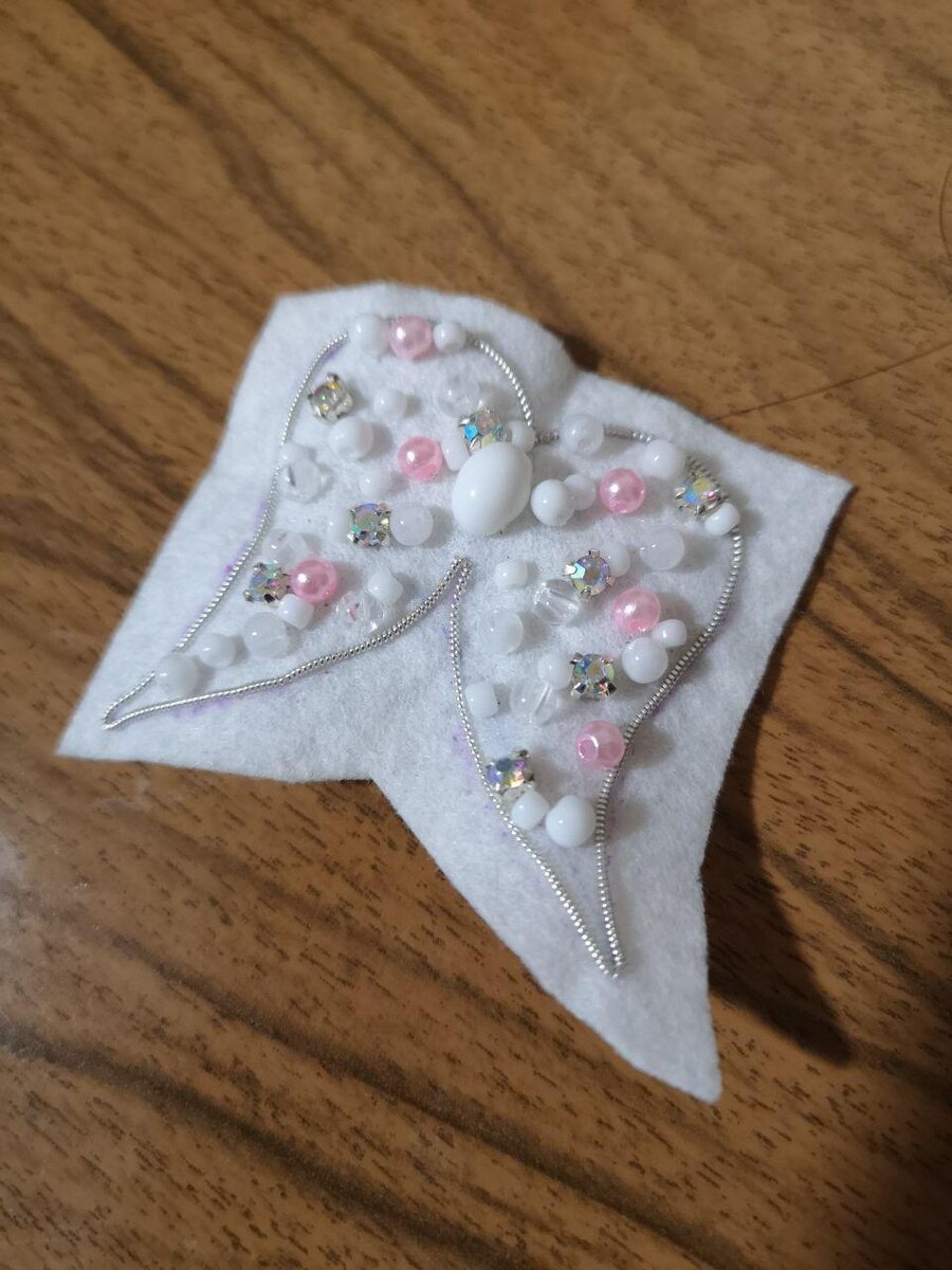 Добавила белый бисер Тохо 8/0