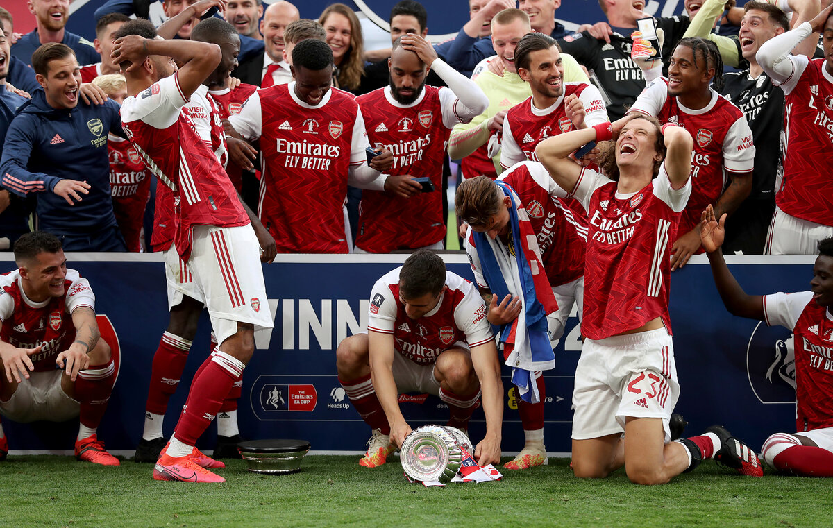 Лондонцы разбили трофей прямо во время награждения.