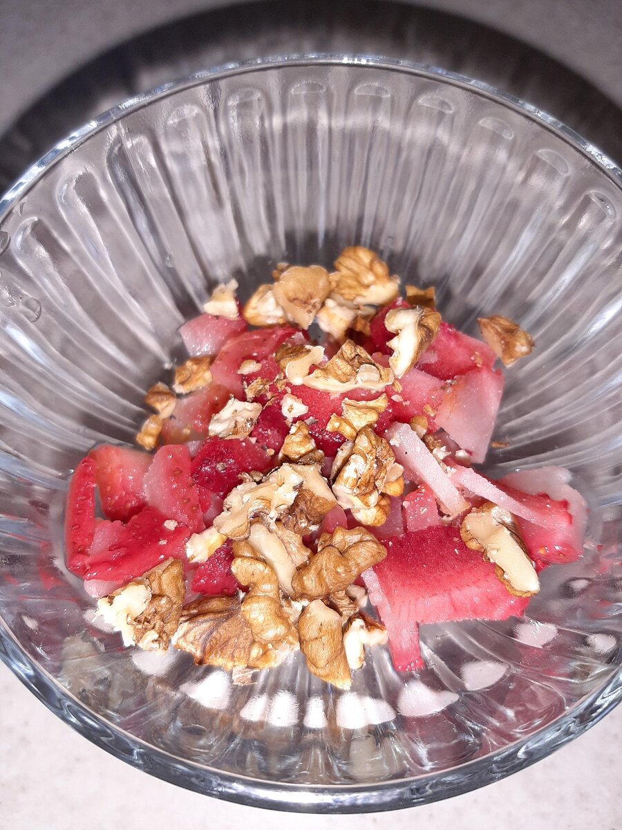 Сверху грецкие орехи