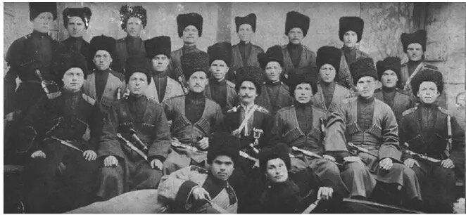 Казаки станицы в 1918 году. Прадед третий слева во втором ряду.