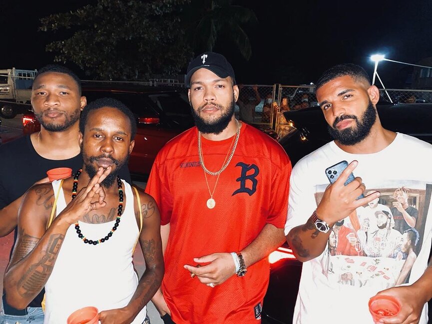 По центру: Popcaan (слева) и Дрейк
Фото: Instagram 
gallest

