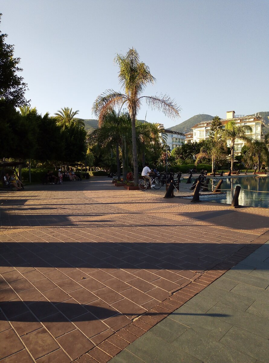 Парк на пляже Клеопатры в августе 2020 года- не работают фонтаны.