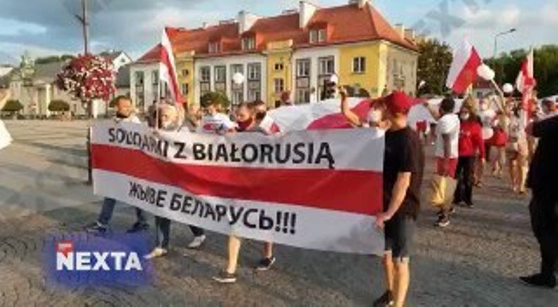 Белосток, Польша. То ли поляки (зачем им это надо?), то ли белорусские мигранты, то ли вперемежку. Фото с канала NEXTA Live 