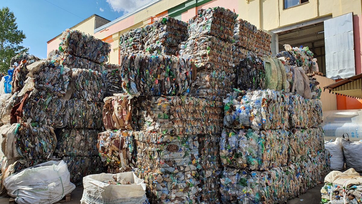 Отходы ожидают сортировки. 