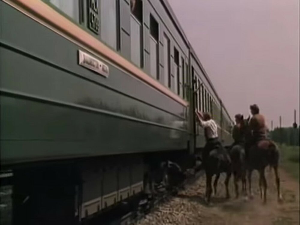 По коням! И понесся Петр с друзьями на станцию. Еле догнали московский поезд и на ходу, по-ковбойски заскочил в него Петр.