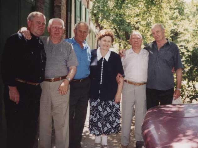 Валя с гостями у своего дома