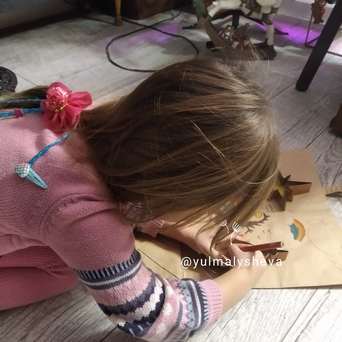 Делаем с детьми елочные игрушки из бумажных пакетов  