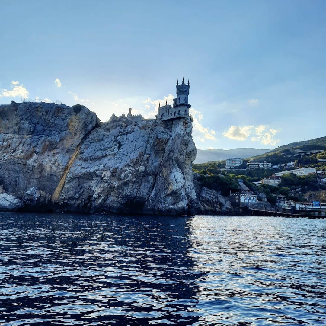 Вид на Ласточкино Гнездо с моря. Фото сделано автором во время морской прогулки 