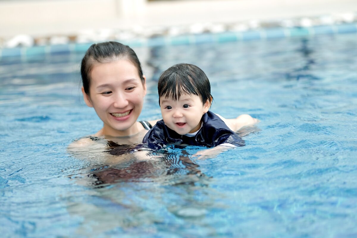 Купание вред. Ребенок Азиат плавает. Синхронное плавание дети. Swimmax. Плавание вред или польза фото.