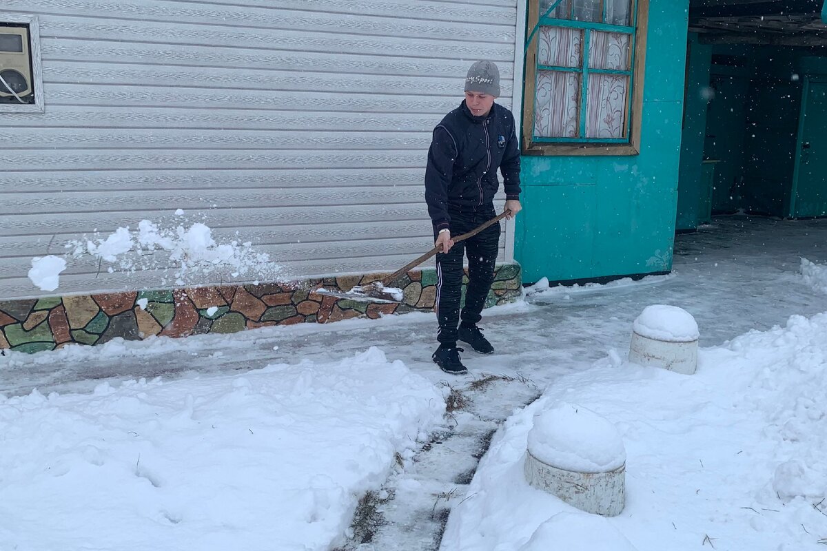 Снег летит в разные стороны.