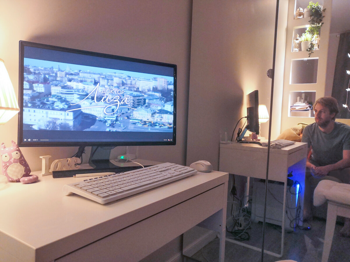 Пока я начинаю смотреть фильм, жена фоткает. Фото: из личного архива