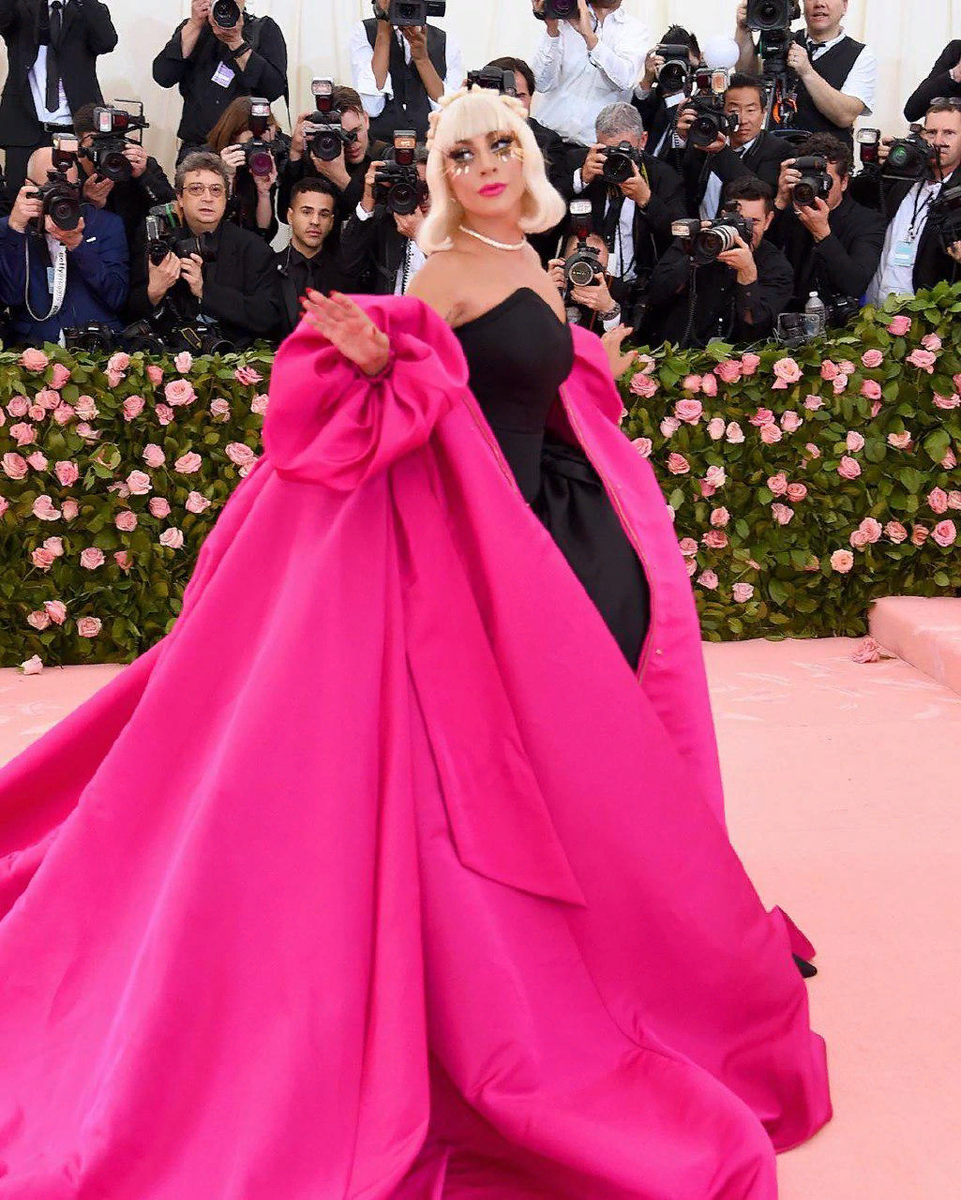 Что такое met gala. Met Gala 2019 леди Гага. Мет Гала 2019 Наряды. Карди би мет Гала 2019. Леди Гага мет Гала 2018.