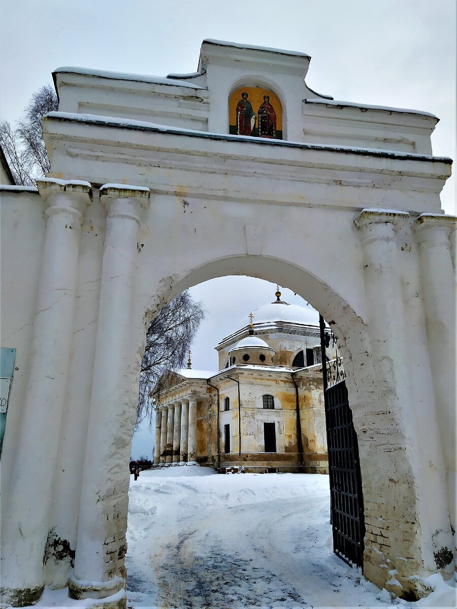 Вход в монастырь