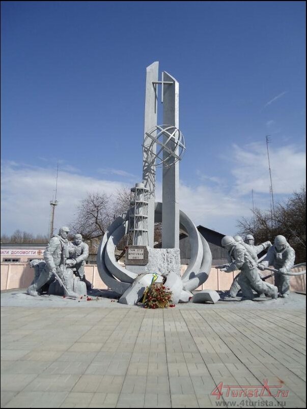 Памятник ликвидаторам, г. Чернобыль. Построен на пожертвования самих ликвидаторов.