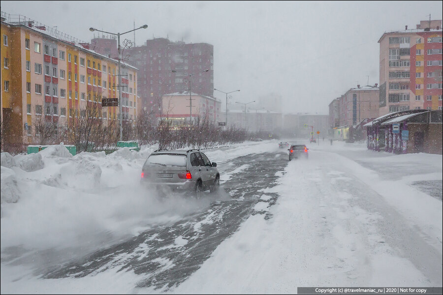 В Норильске талые воды затопили улицы: показываем, как сейчас выглядит город