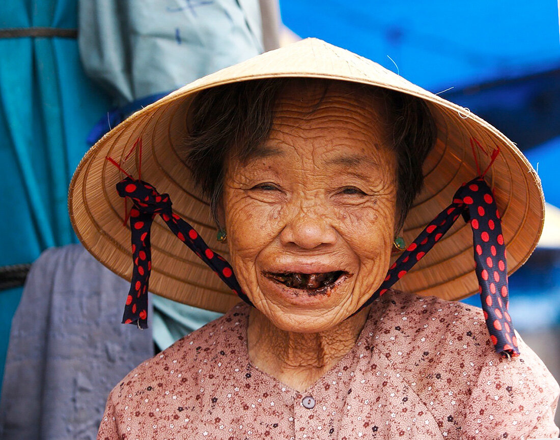 Я не могу сказать, что вьетнамцы не улыбаются. Улыбаются... правда иногда не весело