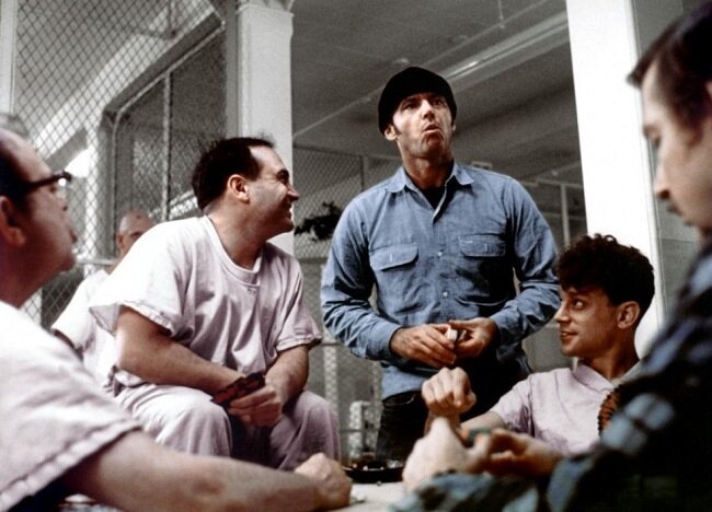 
 
Рэндл Макмерфи попадает в психиатрическую больницу для прохождения  медицинского освидетельствования. Он своенравен и свободолюбив, что  очень не нравится главе местного медицинского персонала сестре Рэтчед.  Их противостояние заставит остальных пациентов подняться против врачей, и  в итоге приведет к трагической развязке.
 
Один из лучших фильмов в истории кинематографа. Сильнейший драматизм  здесь буквально сквозит с экрана, а Джек Николсон просто фонтанирует  энергией. Если кто и мог приблизиться к его уровню актерского  мастерства, так это Луиза Флетчер. Ее сестра Рэтчед — это настоящее  воплощение дьявола, облаченного в медицинских халат. Власть и не такое  делает с людьми.